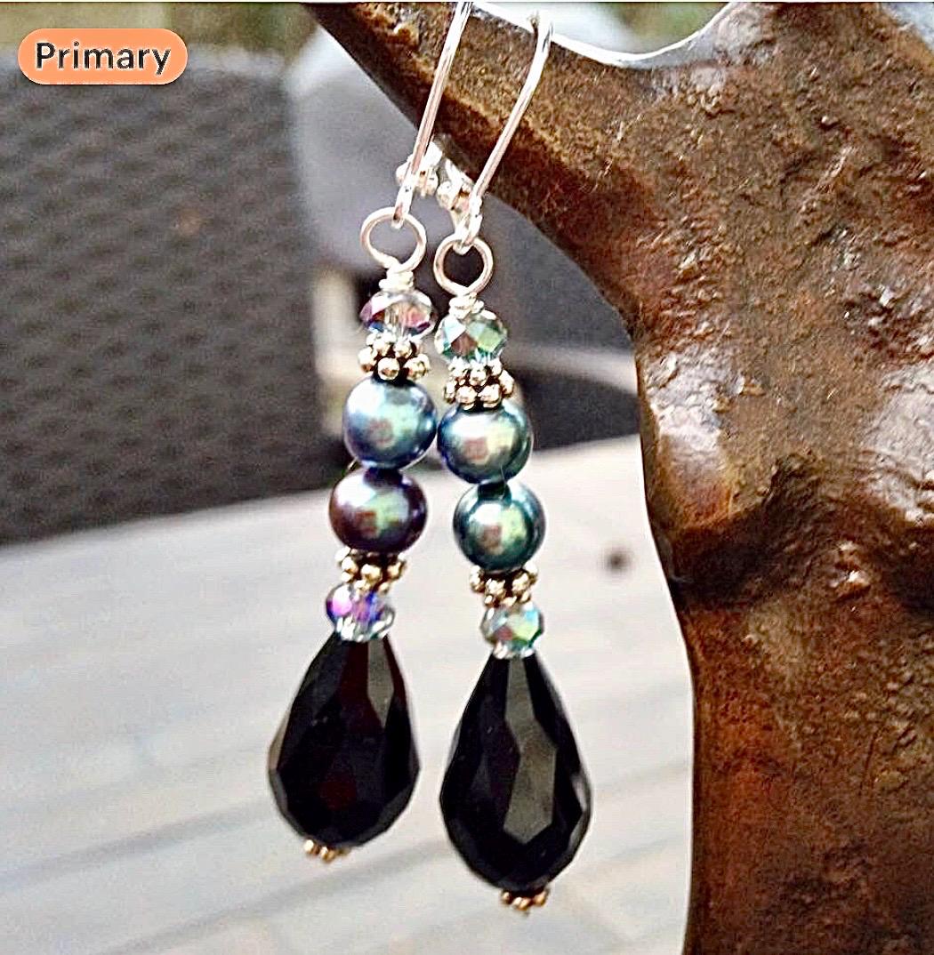 Schwarz/Blau Pfau Ohrringe Mit Süßwasserperlen Und Swarovski Kristallen Schwarz/Blau Pfau Ohrringe Mit Süßwasserperlen Und Swarovski Kristallen von mermaidtears