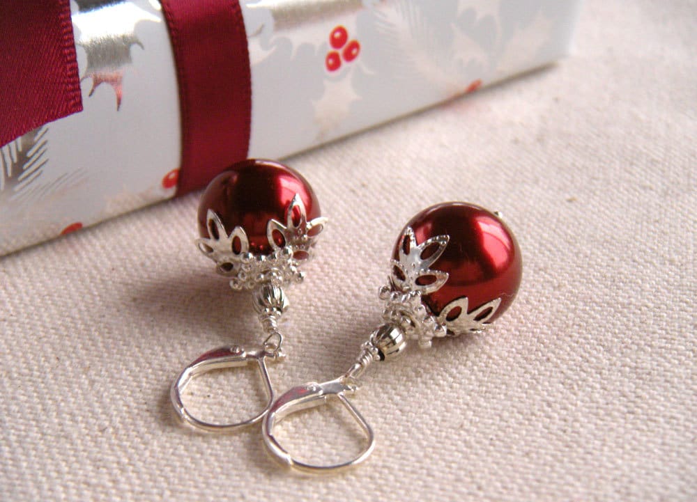 Rote Weihnachtskugel Ohrringe Versilberter Festlicher Schmuck Rote Weihnachtskugel Ohrringe Versilberter Festlicher Schmuck von merryalchemy