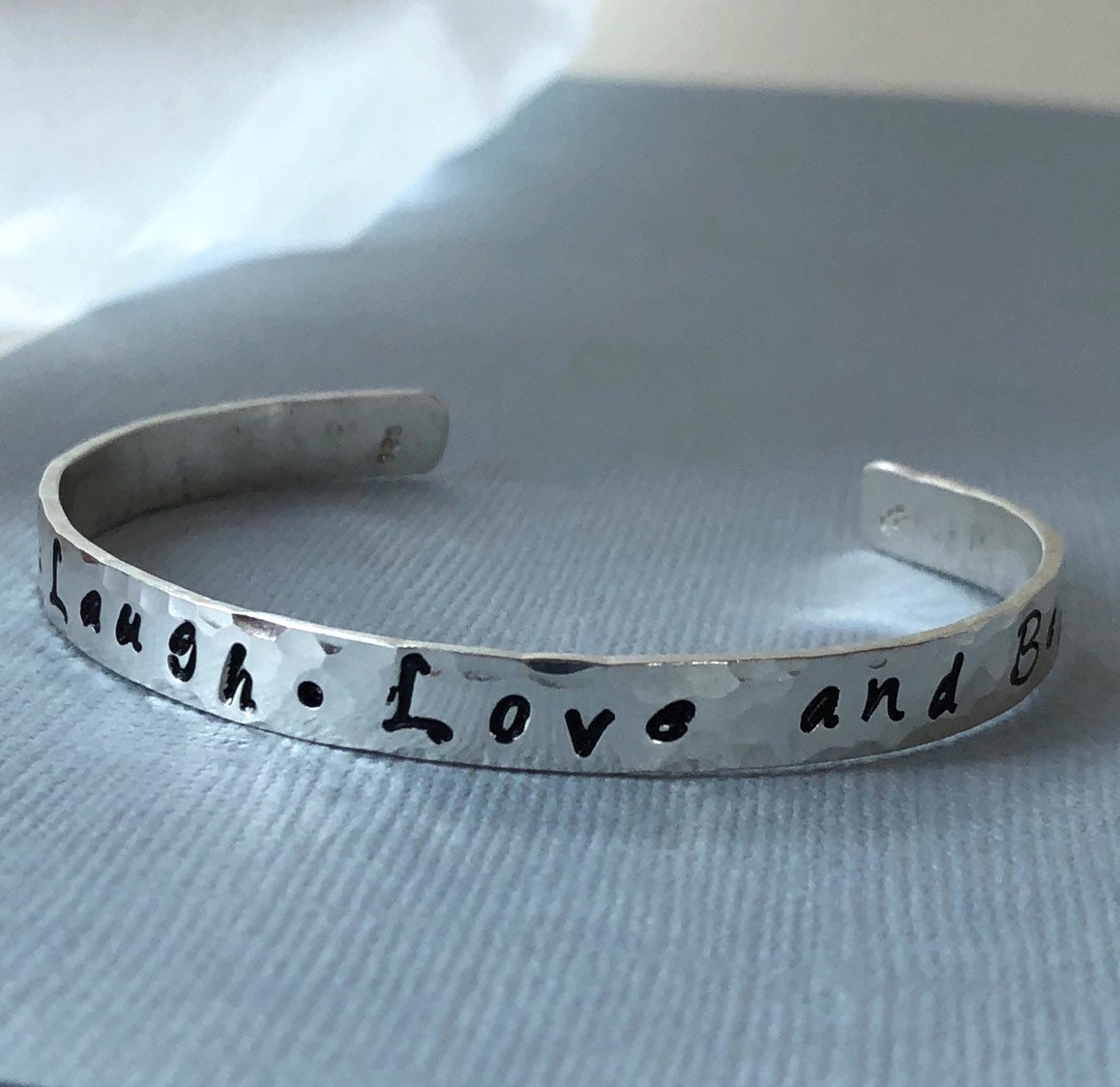 Personalisierte Sterling Silber Manschette Armband Gehämmert Inspirational Text Personalisierte Sterling Silber Manschette Armband Gehämmert Inspirational Text von mese9