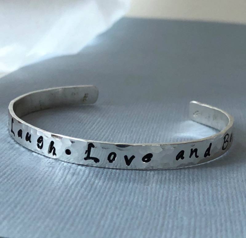 Personalisierte Sterling Silber Manschette Armband Gehämmert Inspirational Text Personalisierte Sterling Silber Manschette Armband Gehämmert Inspirational Text von mese9