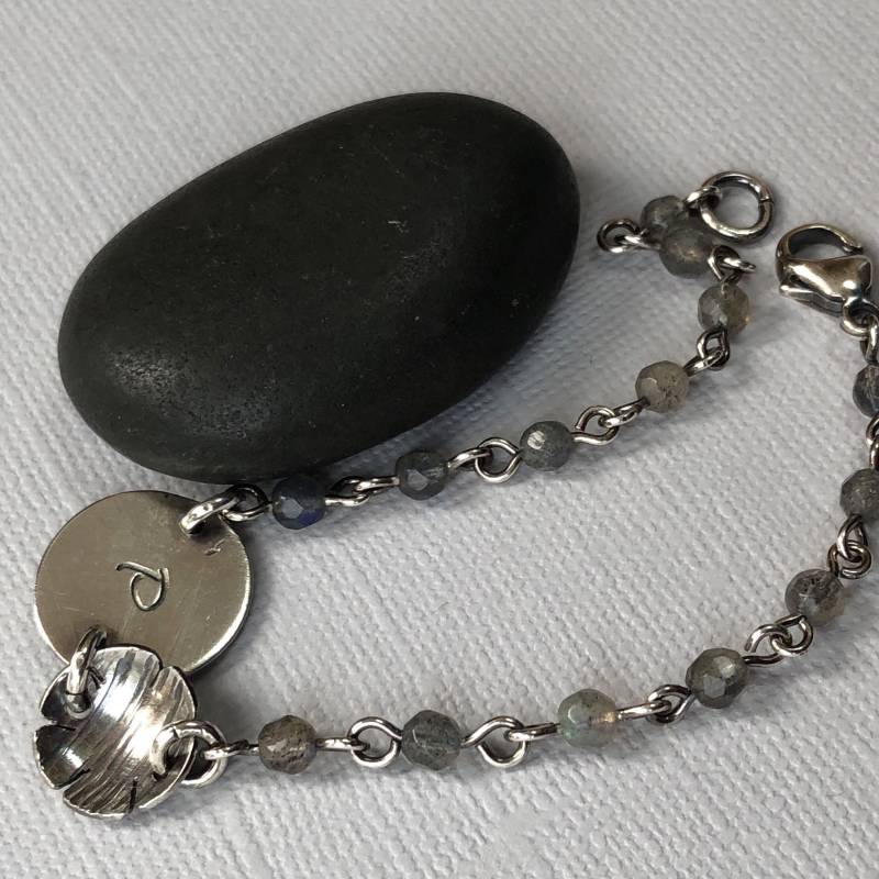 Personalisierte Sterling Silber Monogramm Armband Labradorit Edelstein, Oxidiertes Finish Personalisierte Sterling Silber Monogramm Armband Labradorit Edelstein, Oxidiertes Finish von mese9