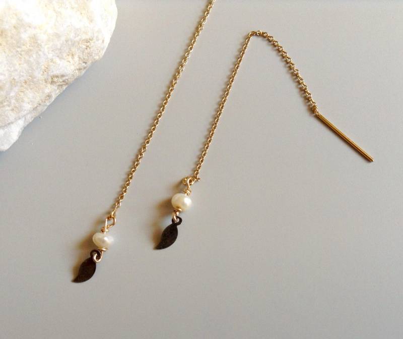 14K Gf Einfädler Ohrringe Mit Süßwasserperle Und Gunmetal Blütenblatt - Perle Gold Mixed Metal 14K Gf Einfädler Ohrringe Mit Süßwasserperle Und Gunmetal Blütenblatt - Perle Gold Mixed Metal von metalandivy