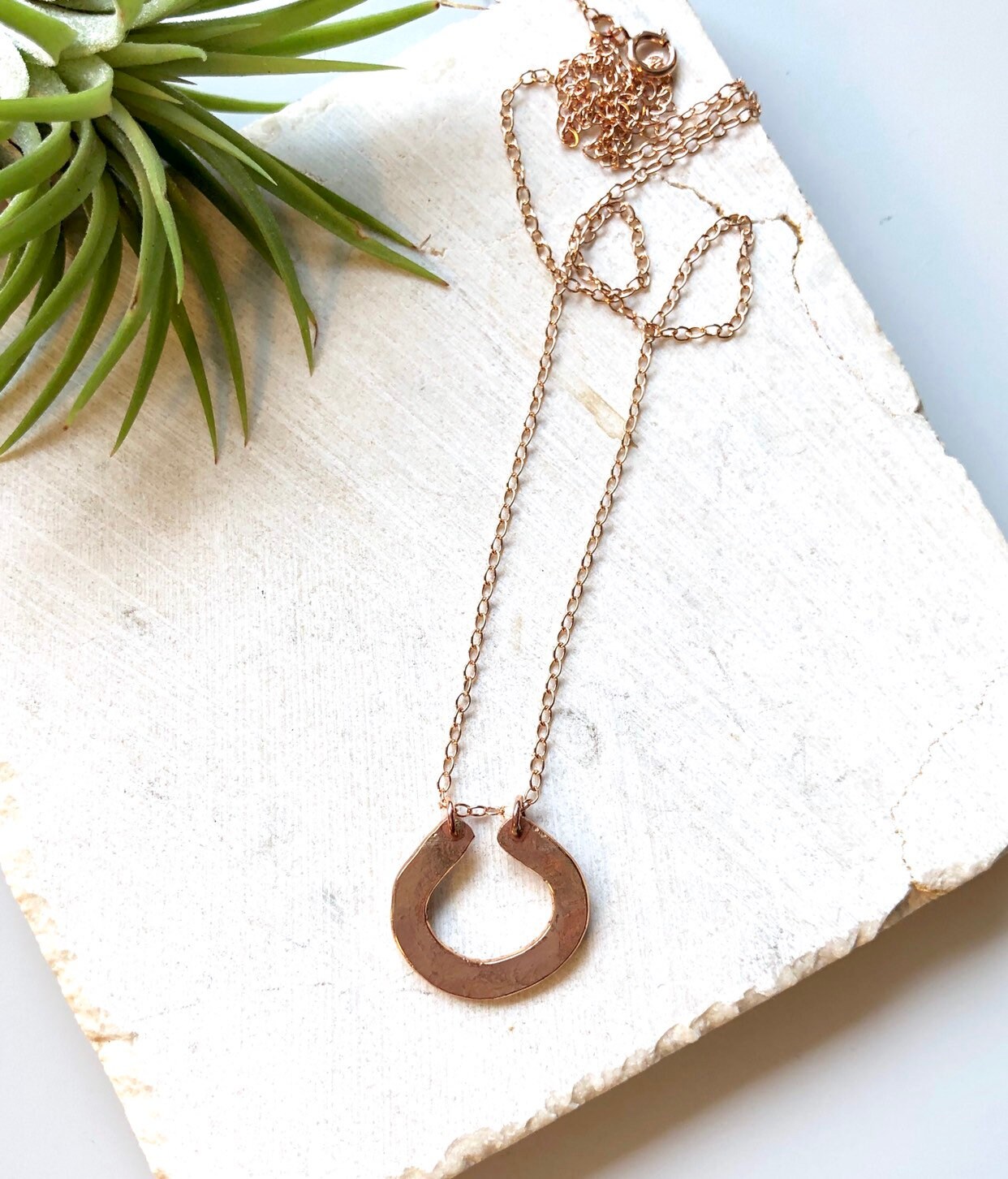 14K Rose Gold Filled Halskette - Einzelstück U-Form Roségoldanhänger von metalandivy