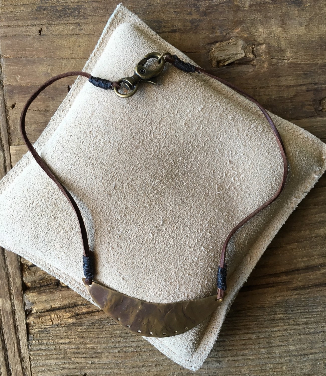 Cresent Moon Leder Und Messing - Mond Halskette Mondhalskette Kurze von metalandivy