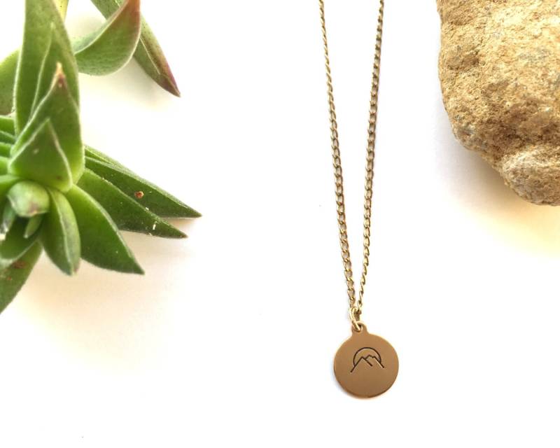 Mond Über Berge Handgestempelte 14K Gf Anhänger Halskette - Berg Winziges Goldplättchen Kleiner Goldkreis Zierliche Mond Über Berge Handgestempelte 14K Gf Anhänger Halskette - Berg Winziges Goldplättchen Kleiner Goldkreis Zierliche von metalandivy