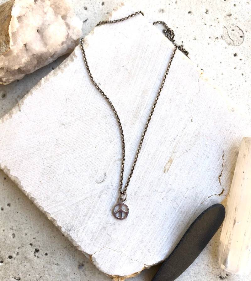 Winzige Peace-Charm - Sterling Silber Zierliche Frieden Charm Anhänger Halskette Winzige Peace-Charm - Sterling Silber Zierliche Frieden Charm Anhänger Halskette von metalandivy