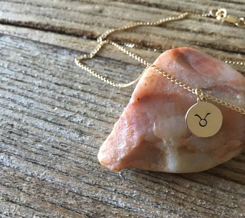 sternzeichen 14K Gf Anhänger An Kette// Personalisierte Halskette Mit Dem Symbol Ihrer Wahl sternzeichen 14K Gf Anhänger An Kette// Personalisierte Halskette Mit Dem Symbol Ihrer Wahl von metalandivy