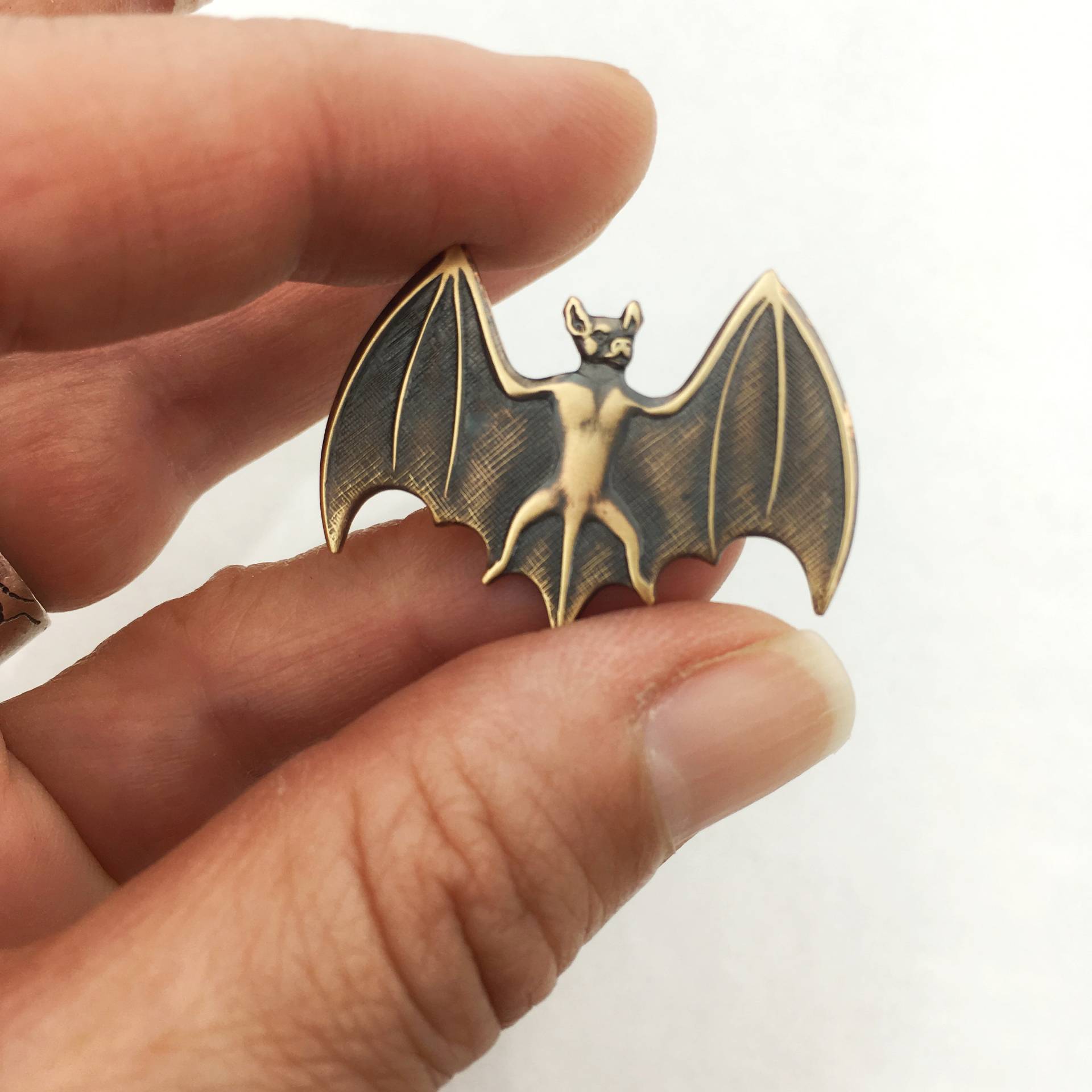 Fledermaus Pin, Vampir Pin, Fledermaus Schmuck, Fledermaus Brosche, Gothic Schmuck, Halloween Brosche, Halloween Pin, Obst Pin, Fledermäuse von metalclothandwood