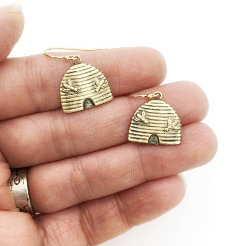 Messing Und Gold Honigbiene Bienenstock Charme Ohrringe Perfektes Geschenk Für Bienen Liebhaber, Gärtner, Sammler Von Insekten Schmuck Messing Und Gold Honigbiene Bienenstock Charme Ohrringe Perfektes Geschenk Für Bienen Liebhaber, Gärtner, Sammler Von Insekten Schmuck von metalclothandwood