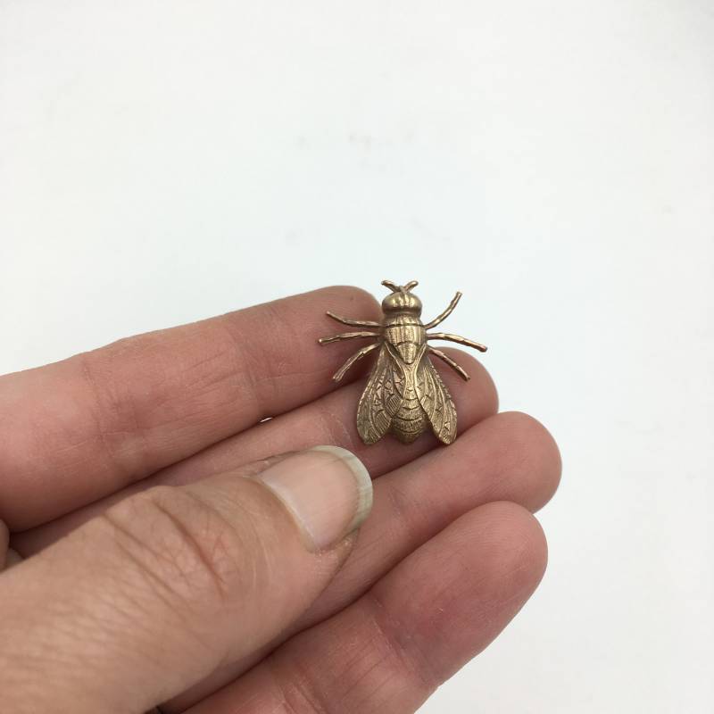 Mittelgroße Messing Fliegennadel - Insekten Brosche, Käfer Anstecknadel, Stubenfliege Schmuck, Natur Geschenk, Fliegendes Insekt Accessoire Für Mittelgroße Messing Fliegennadel - Insekten Brosche, Käfer Anstecknadel, Stubenfliege Schmuck, Natur Geschenk, Fliegendes Insekt Accessoire Für von metalclothandwood