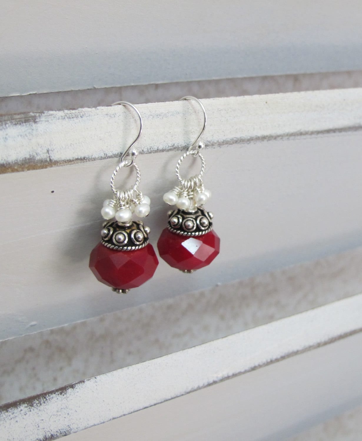Ohrringe Mit Sterling Silber, Rote Steine Und Weiß, Süßwasserperlen von metallinx