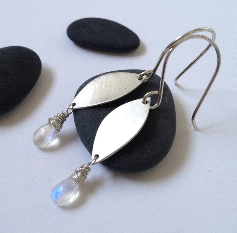 Gebürstet Silber Blütenblatt Und Regenbogen Mondstein Ohrring von metalpetalsstudio