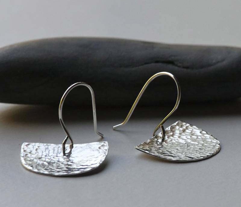 Gehämmerte Sterling Silber Halbmond Konkave Schild Ohrringe von metalpetalsstudio