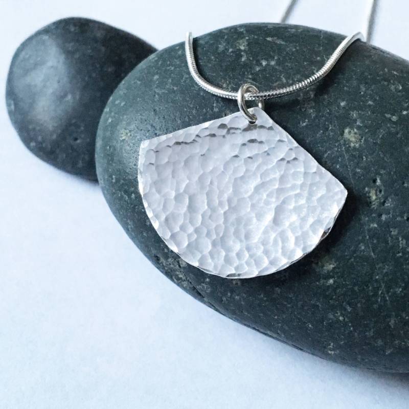 Große Gehämmerte Silber-Fächerkette/Gehämmerter Silberner Ginkgoblatt-Anhänger von metalpetalsstudio