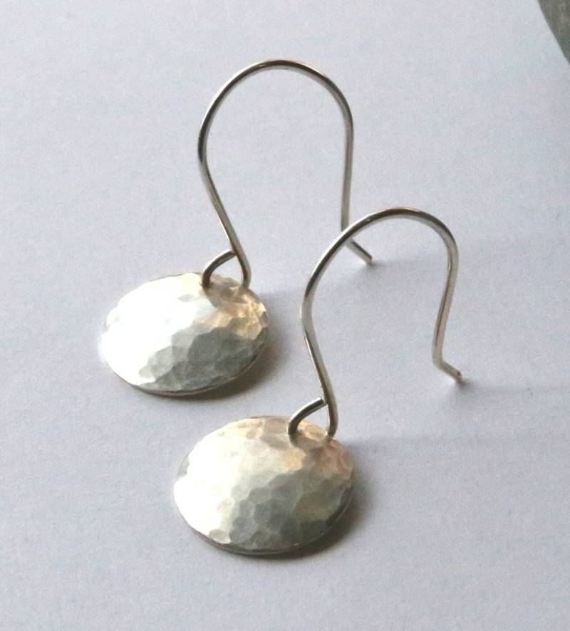 Kleine Gehämmert Silber Scheibe Ohrringe - Einfache Runde Konvexe Form von metalpetalsstudio