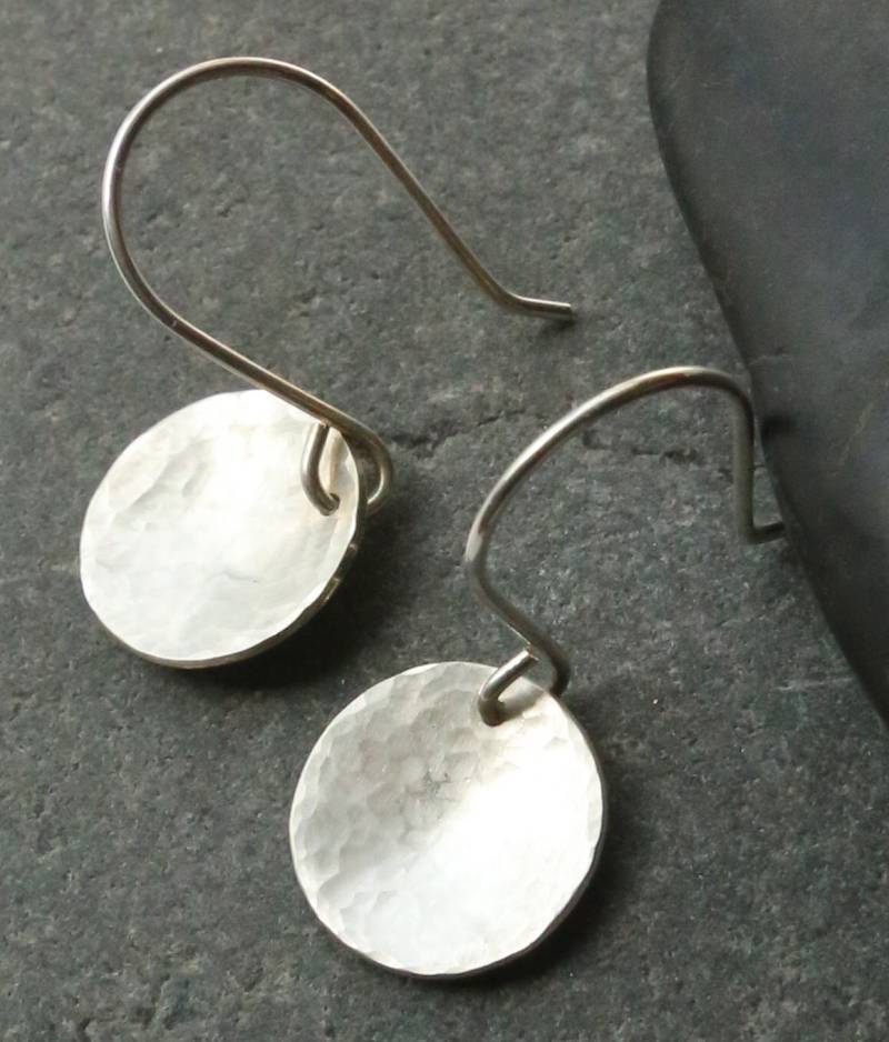 Kleine Gehämmerte Silberscheibenohrringe - Schlichte Runde Silberohrringe Konkave Form von metalpetalsstudio