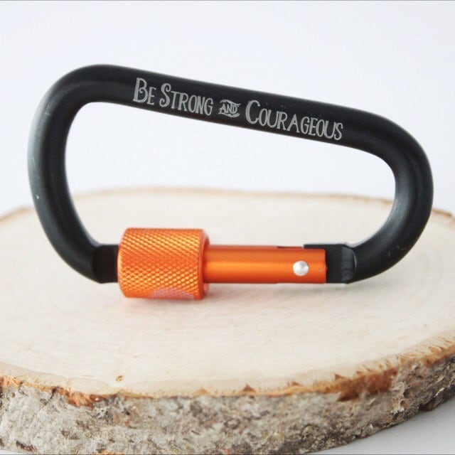 Personalisierte Karabiner Schlüsselanhänger Zitate Mit Namen Graviert Personalisierte Karabiner Schlüsselanhänger Zitate Mit Namen Graviert von metalphorically