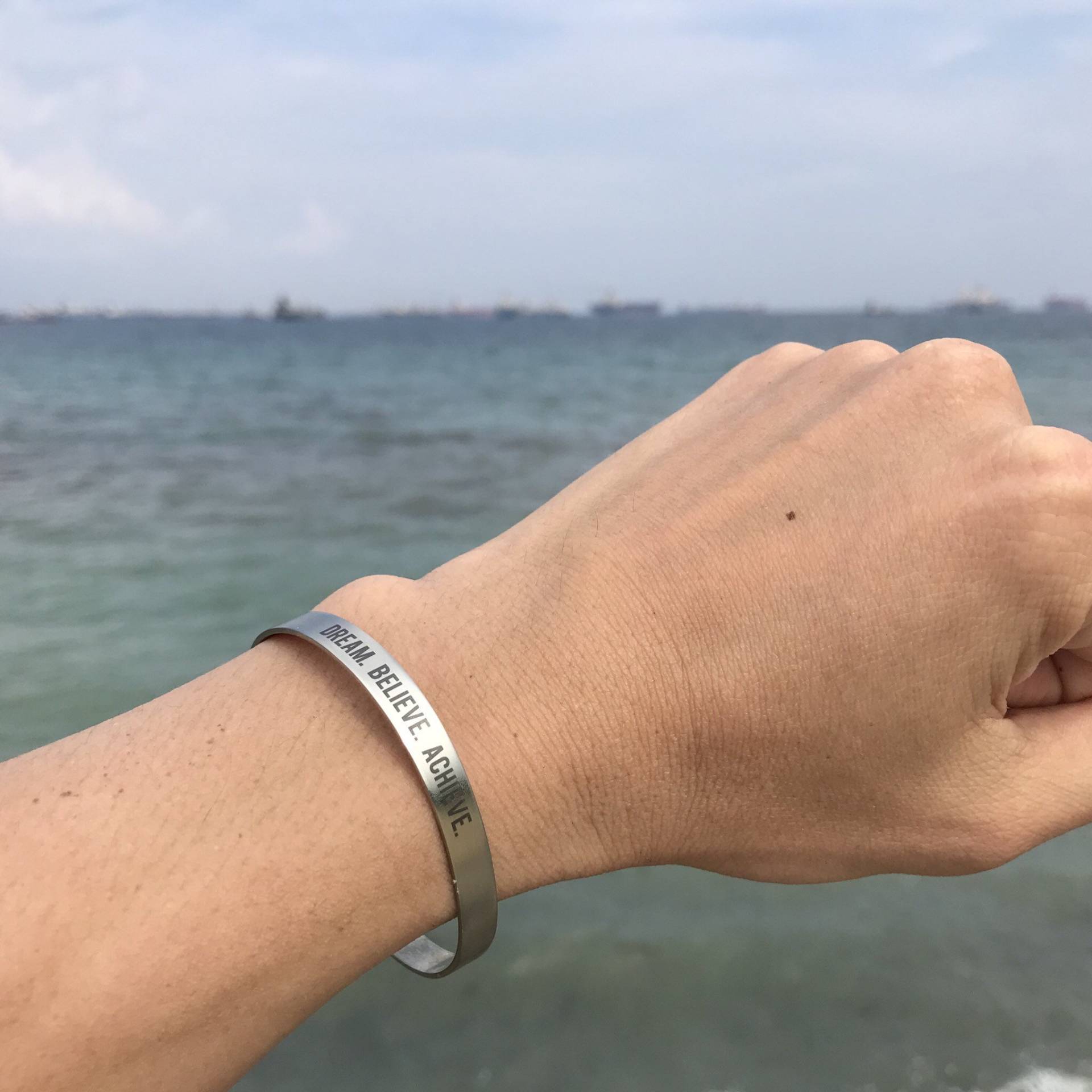 Personalisiertes Silber Manschette Armband Inspirierend Zitat Armreif Personalisiertes Silber Manschette Armband Inspirierend Zitat Armreif von metalphorically