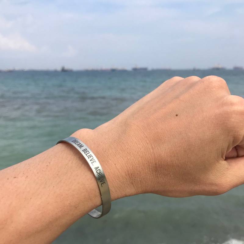 Personalisiertes Silber Manschette Armband Inspirierend Zitat Armreif Personalisiertes Silber Manschette Armband Inspirierend Zitat Armreif von metalphorically