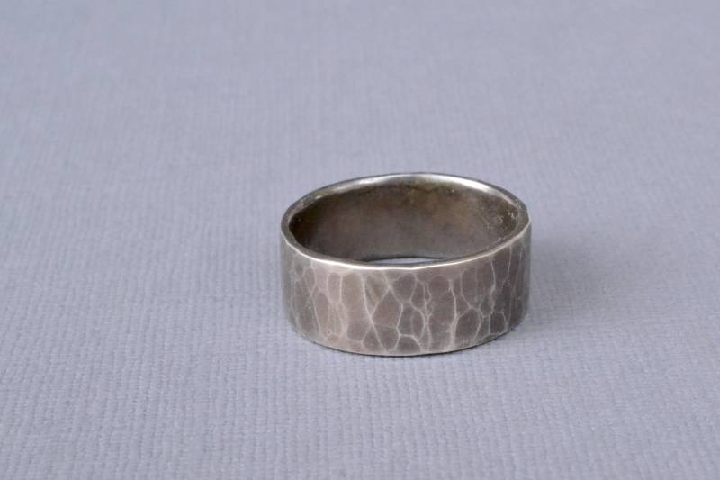 Gehämmerter Sterling Silber Ring - Rustikaler Unisex Ehering | 8 Mm von metamorph