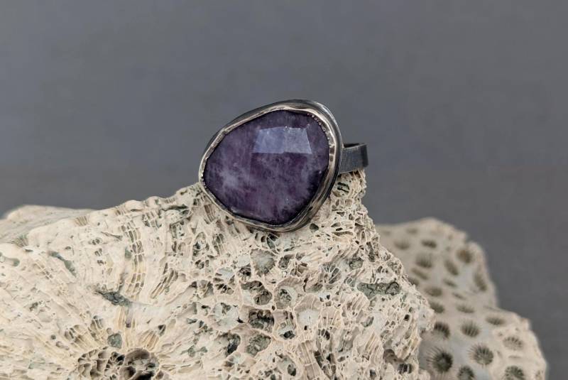 Freeform Rose Cut Lepidolith Ring von metamorph