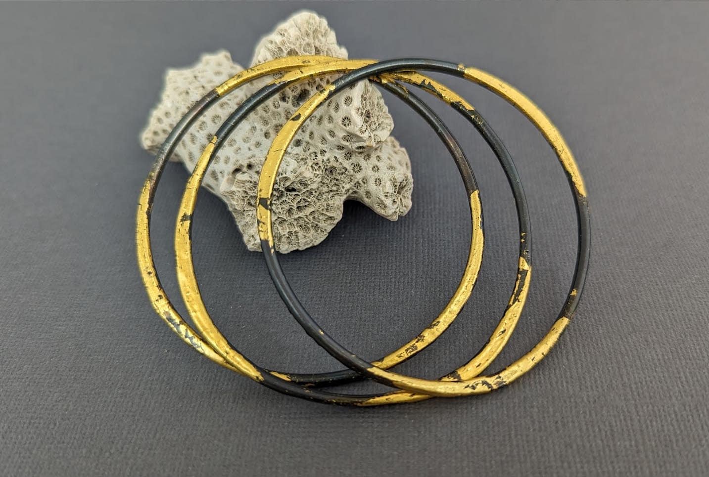 Geschmiedeter Stahl Und Gold Armreifen von metamorph