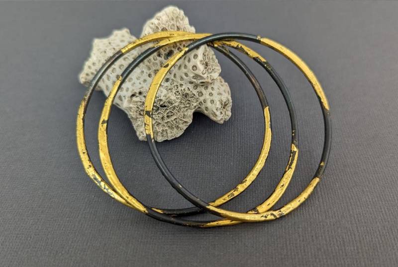 Geschmiedeter Stahl Und Gold Armreifen von metamorph