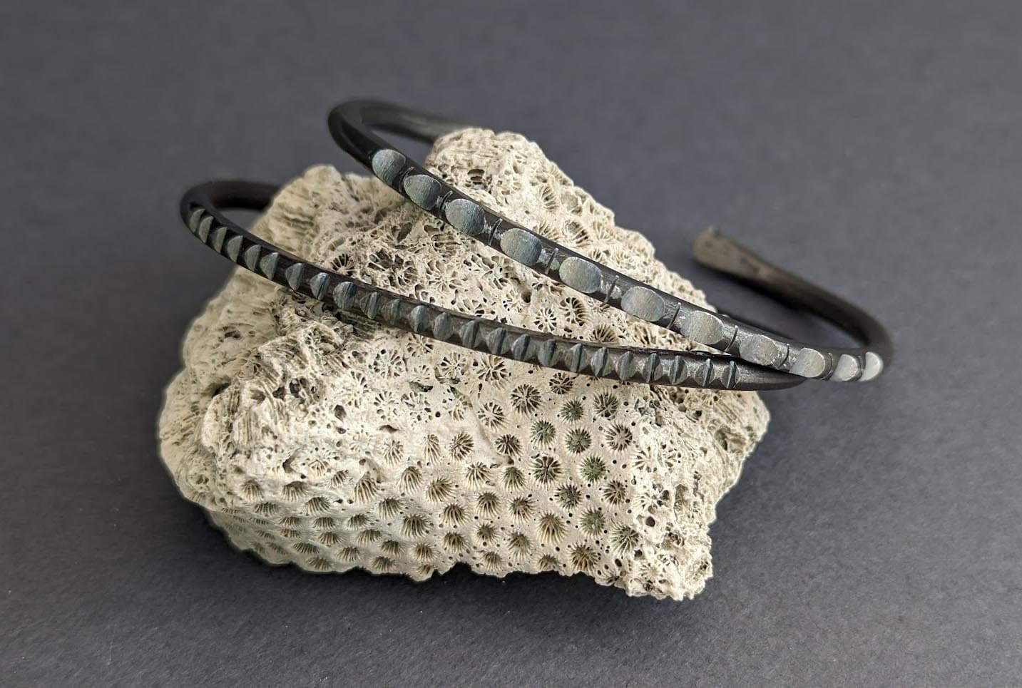 Geschnitzten Stahl Armreif von metamorph