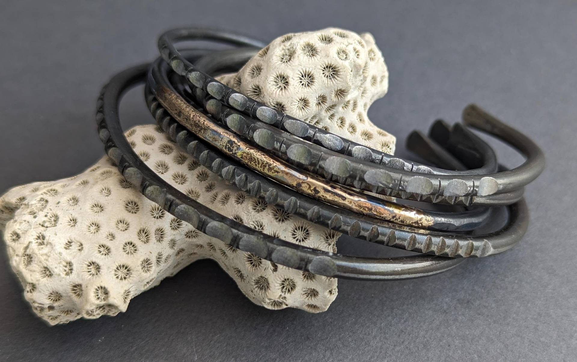 Geschnitzten Stahl Armreif von metamorph