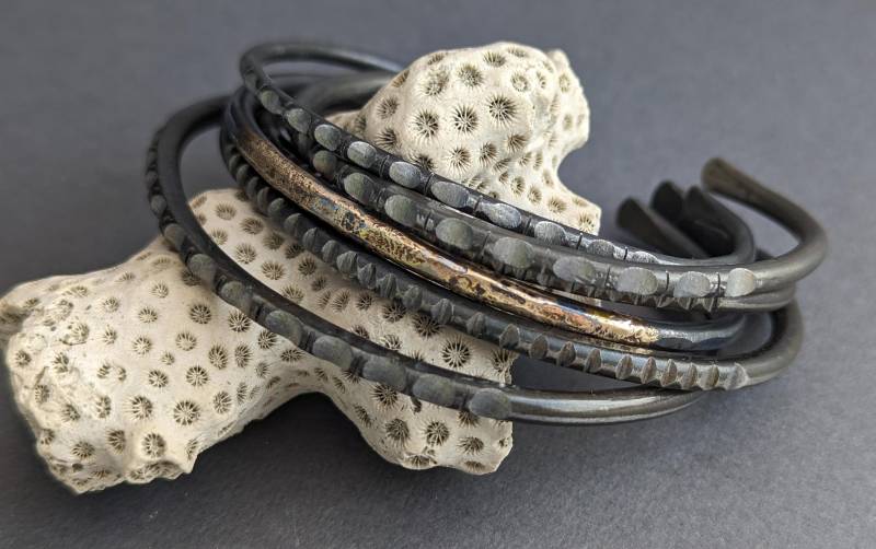 Geschnitzten Stahl Armreif von metamorph