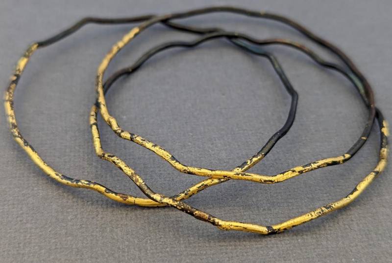 Gewellte Stahl & Gold Stapelbare Armreifen von metamorph