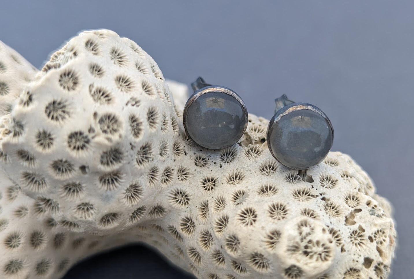 Graue Mondstein Ohrstecker von metamorph