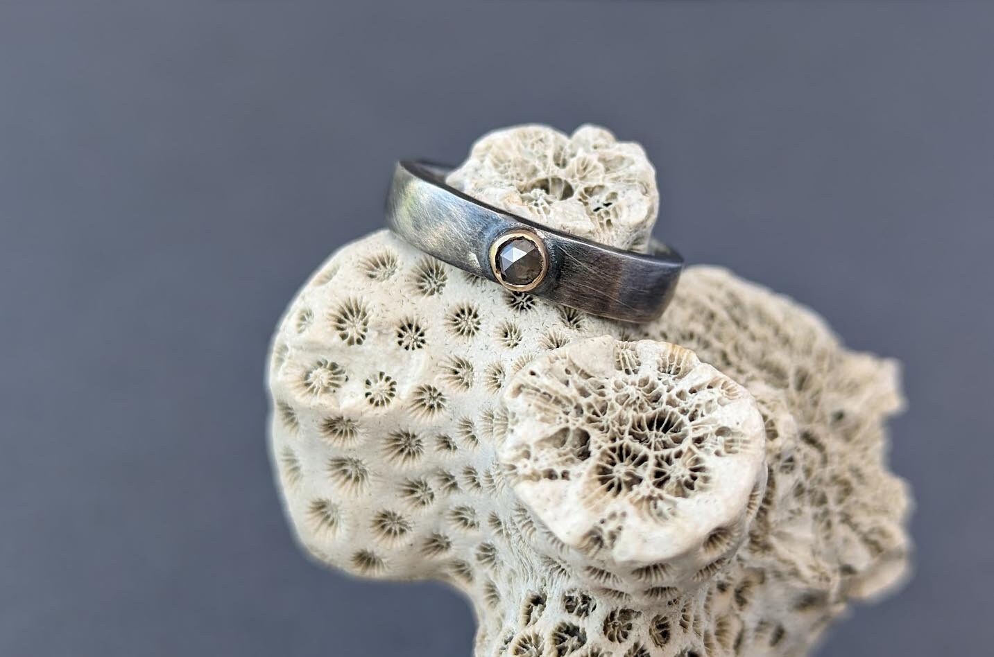 Graues Diamant Band Aus Oxidiertem Silber Und 585Er Gold von metamorph