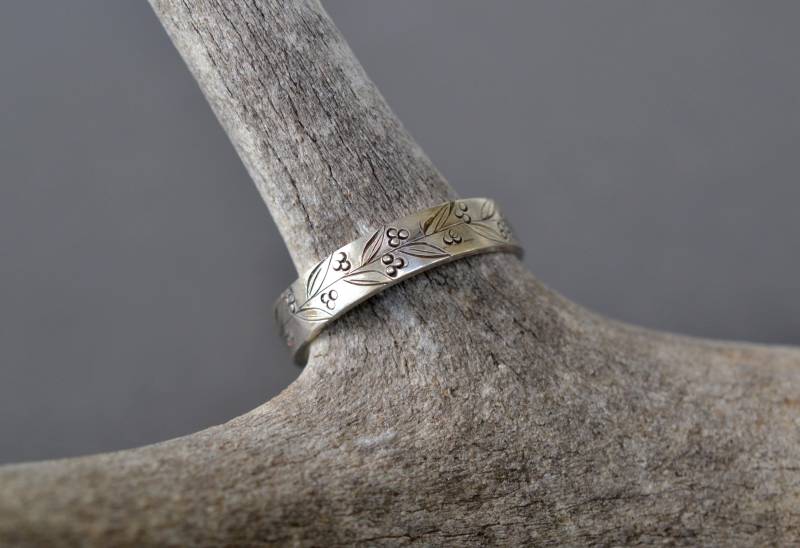 Handgravierte Sterling Silber Ehering - Blätter & Beeren Muster von metamorph