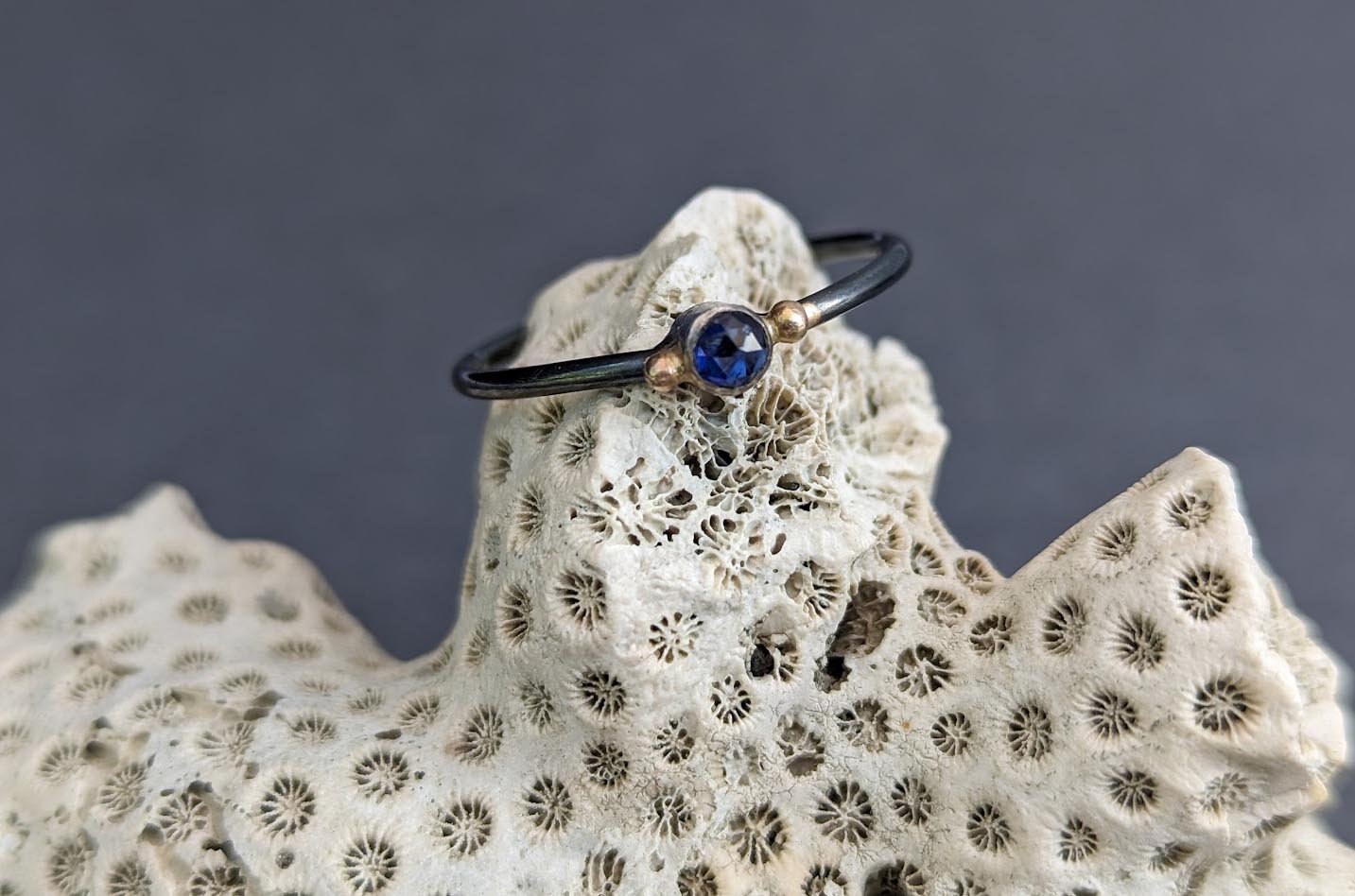 Kleiner Kyanit Solitär Ring von metamorph