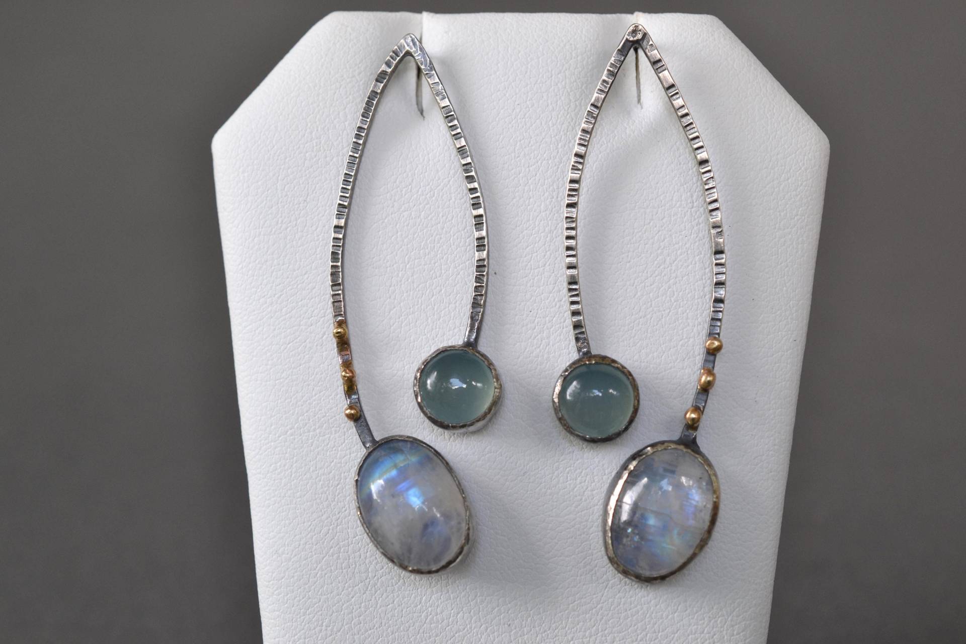 Rosenquarz Und Labradorit Wishbone Statement Ohrringe von metamorph