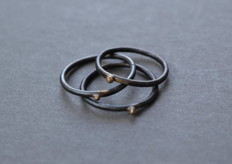 Stapelring Aus Geschwärztem Stahl Und Wiederverwertetem Gold von metamorph