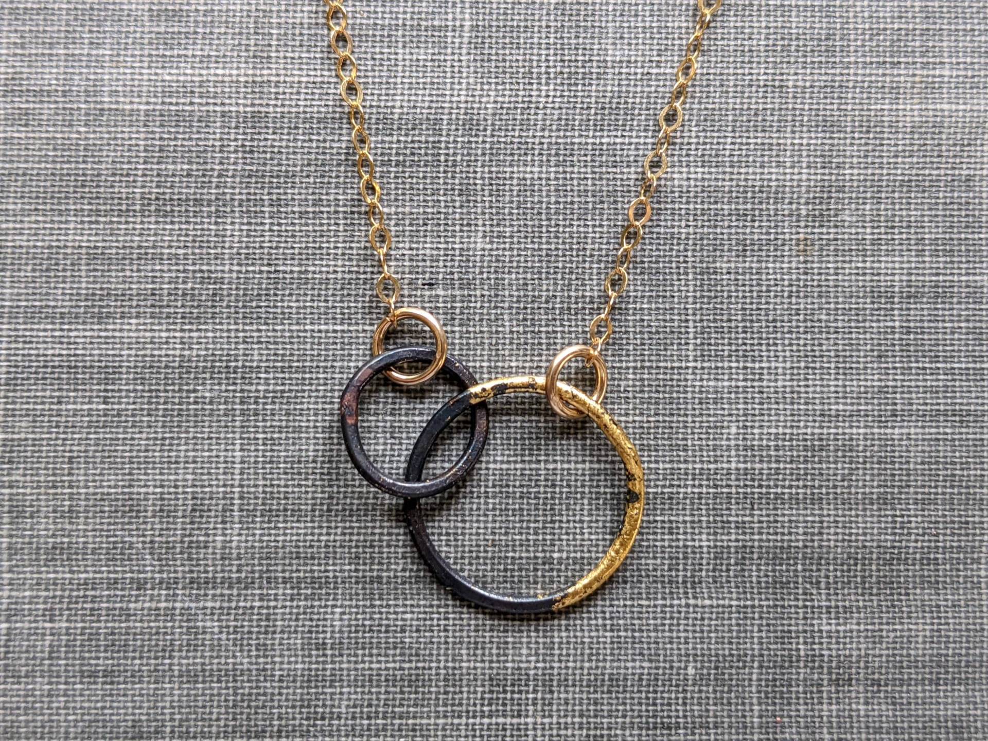 Zierliche Stahl & Gold Interlocked Kreise Halskette von metamorph