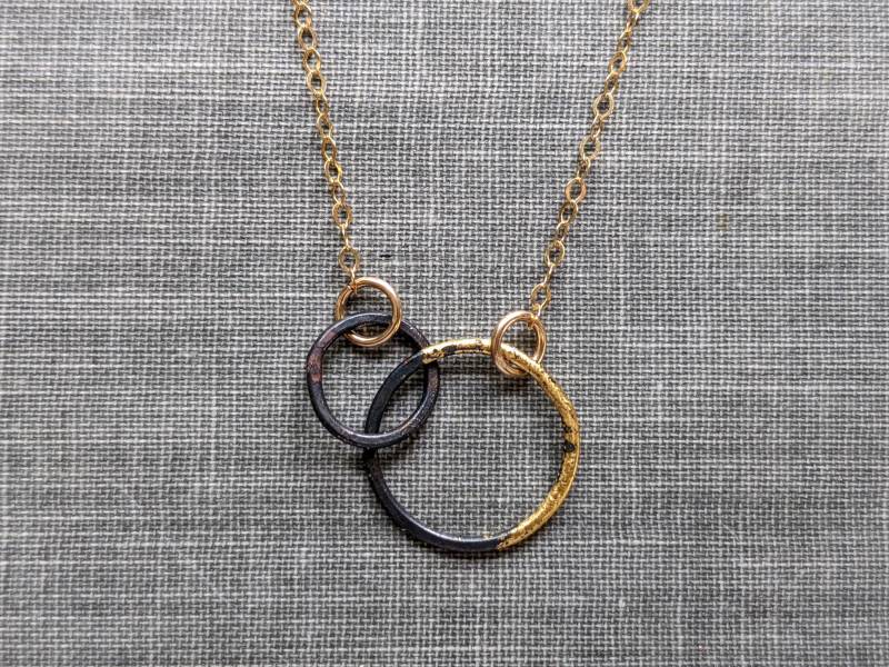 Zierliche Stahl & Gold Interlocked Kreise Halskette von metamorph