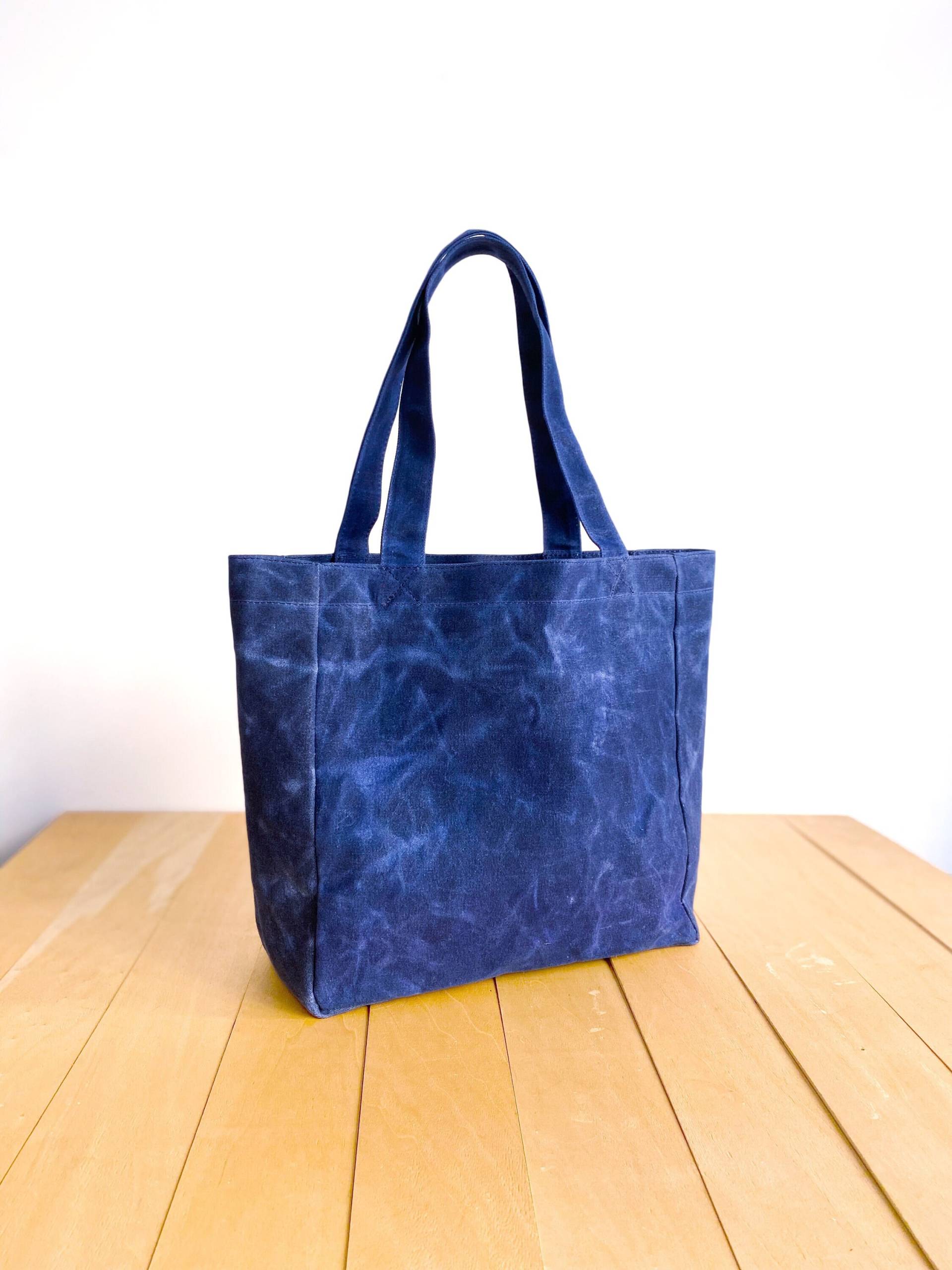 Blau Gewachschte Canvas Tasche - Markttasche Alltagstasche Blaues Futter Magnetverschluss Vegane Wasserdichte Buchtasche Blau Gewachschte Canvas Tasche - Markttasche Alltagstasche Blaues Futter Magnetverschluss Vegane Wasserdichte Buchtasche von metaphore