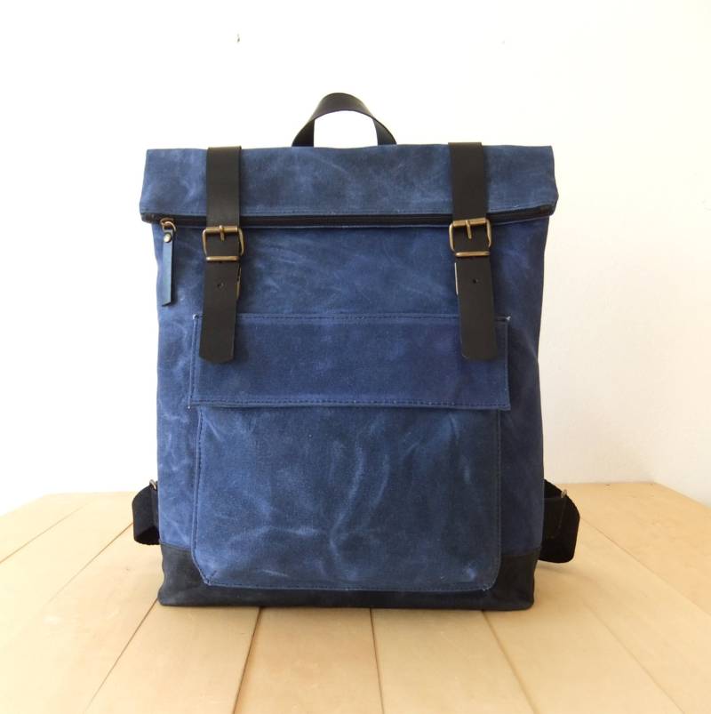 Gewachste Canvas Rucksack in Blau - Verstellbare Gurte Rv Foldover Verschluss Leder Zubehör 15" Laptop Wasserdicht Baumwolltasche von metaphore