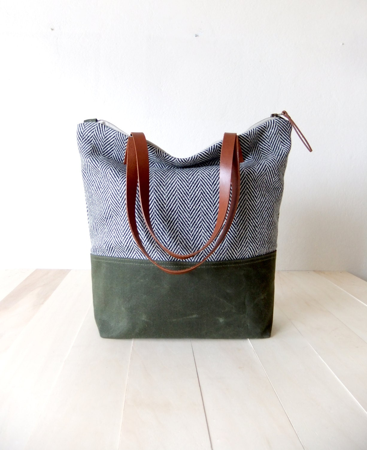 Tote Bag Mit Reißverschluss - Fischgrät Tweed Gewachste Canvas Basis in Olivgrün Ledergriffe Braun Natürliches Futter Umhängetasche von metaphore