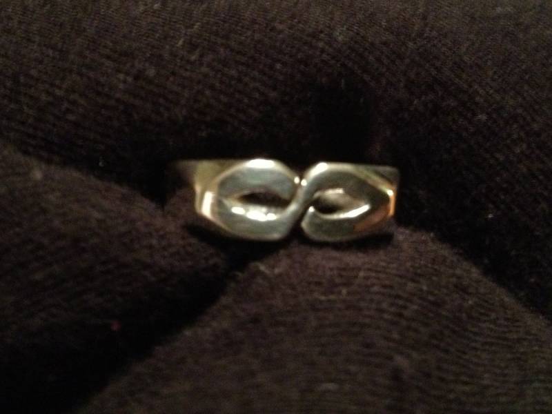 Mittlere Dicke 925 Sterling Silber Hand Geschnitzt Ring Unendlich Scharfes Design von RareInclusions