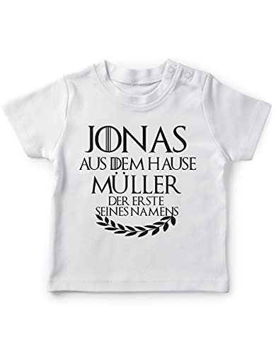 miKalino Baby/Kinder T-Shirt mit Spruch für Jungen Mädchen Unisex Kurzarm Individueller Name 'aus dem Hause ... | handbedruckt in Deutschland | Handmade with Love, Farbe:Weiss, Grösse:56-62 von miKalino