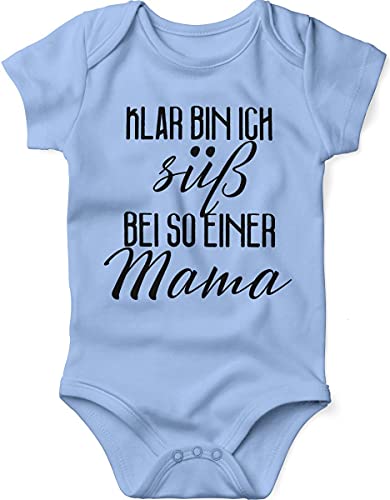 miKalino Babybody mit Spruch für Jungen Mädchen Unisex kurzarm Klar bin ich süß - bei so einer Mama | handbedruckt in Deutschland | Handmade with love, Farbe:sky, Grösse:68 von miKalino