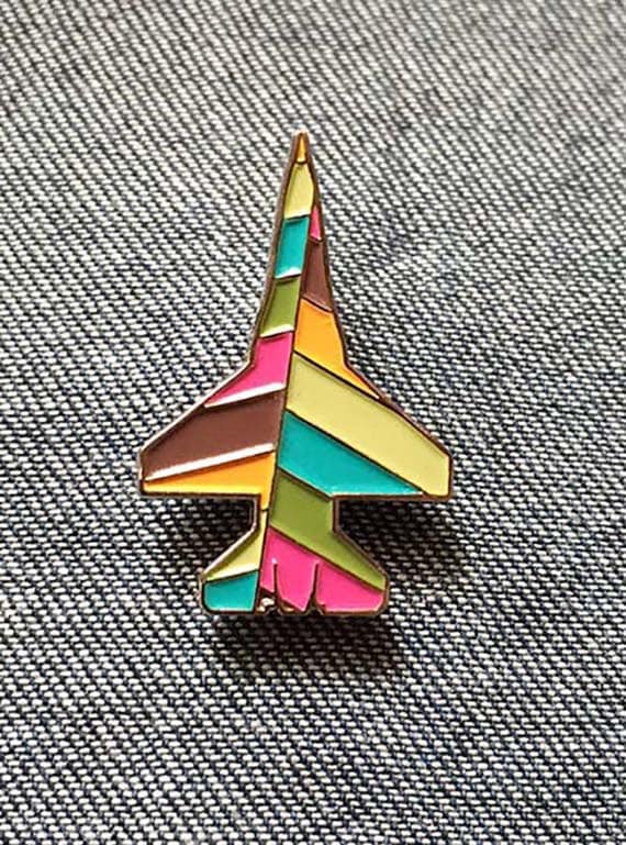F16 Razzle Dazzle Emaille Pin von michelleconstantine