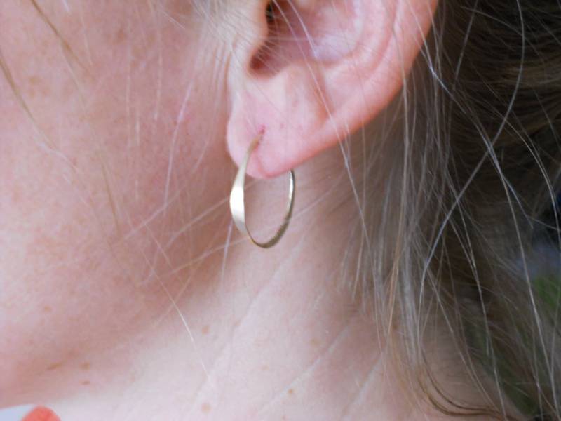 x Kleine 14K Gold Gefüllte Gehämmerte Hoops von michelleestell