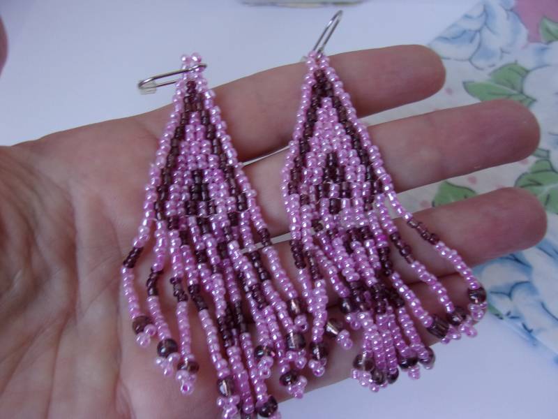 Vintage Glasperlen-Ohrringe, Baumelnde Kronleuchter-Ohrringe Aus Rosa Und Dunkellila Perlen, Schillernden Langen Fransen Vintage Glasperlen-Ohrringe, Baumelnde Kronleuchter-Ohrringe Aus Rosa Und Dunkellila Perlen, Schillernden Langen Fransen von michellewvintage