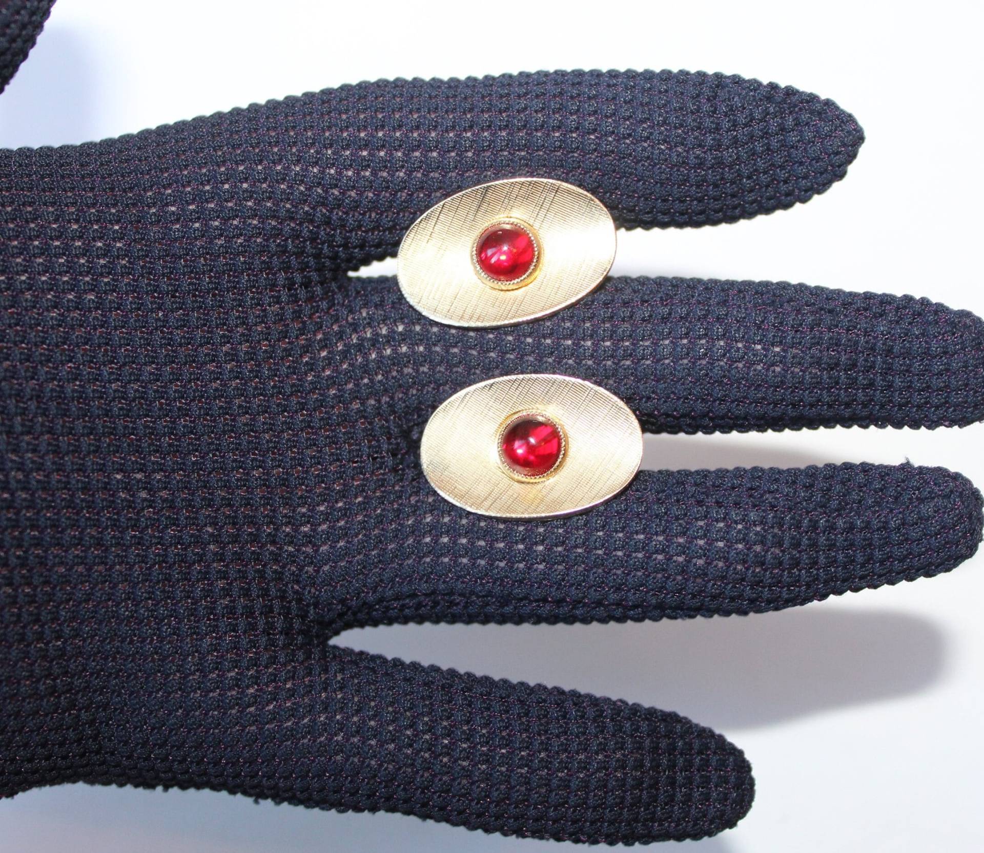 Vintage Mid Century Manschettenknöpfe Mit Roten Steinen Faux Rubin Manschettenknöpfe, Strukturgold Ton Von 50Er Jahre Designer Anson Vintage Mid Century Manschettenknöpfe Mit Roten Steinen Faux Rubin Manschettenknöpfe, Strukturgold Ton Von 50Er Jahre Designer Anson von michellewvintage