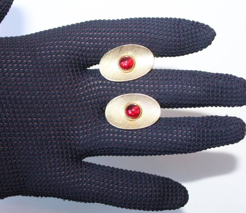 Vintage Mid Century Manschettenknöpfe Mit Roten Steinen Faux Rubin Manschettenknöpfe, Strukturgold Ton Von 50Er Jahre Designer Anson Vintage Mid Century Manschettenknöpfe Mit Roten Steinen Faux Rubin Manschettenknöpfe, Strukturgold Ton Von 50Er Jahre Designer Anson von michellewvintage